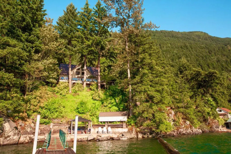 The Overlook, Luxury Lakeside Home with Dock
