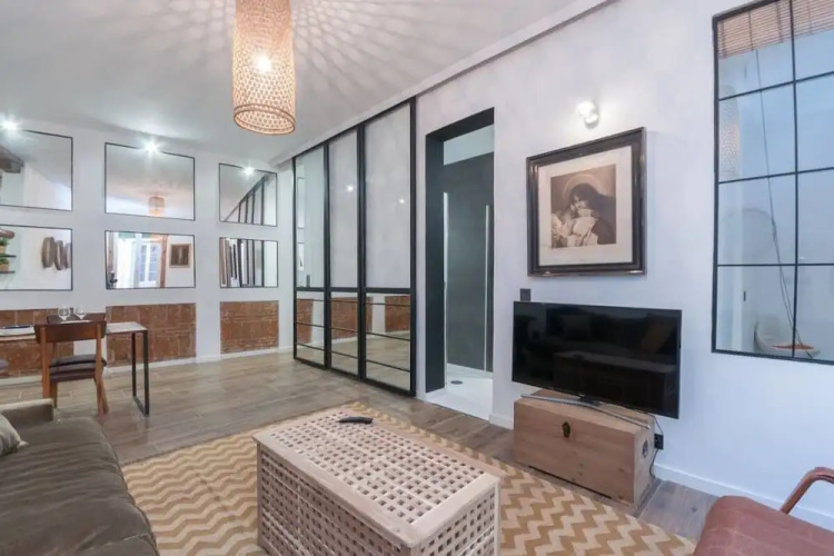 Spacious Designer Two Bed Apartment in Malasaña