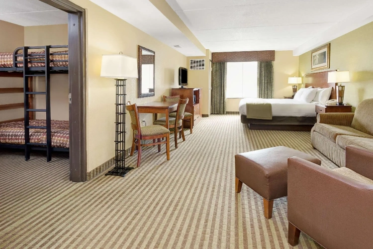 1 Bedroom Sextuple Suite
