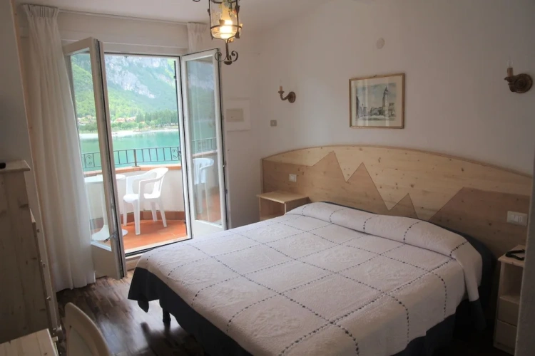 Standard Double room with balcony and with lake view