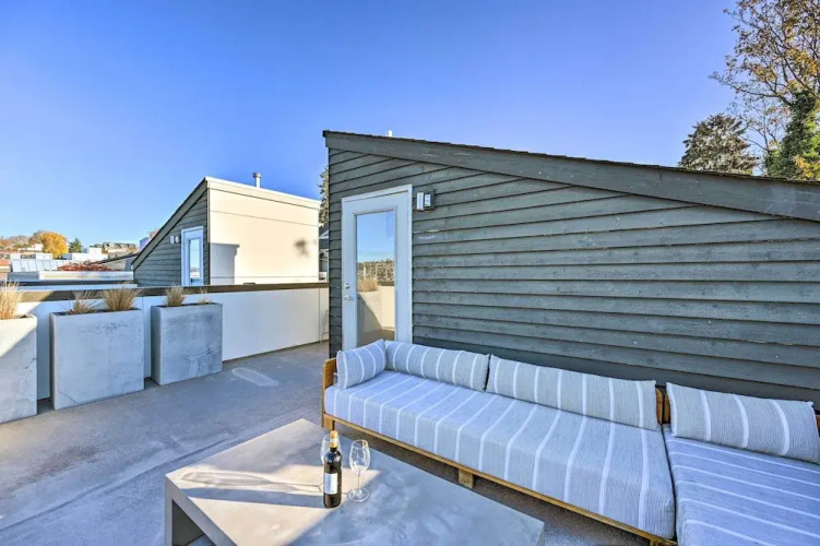 Sleek Seattle Home w/ Rooftop Patio & Views!