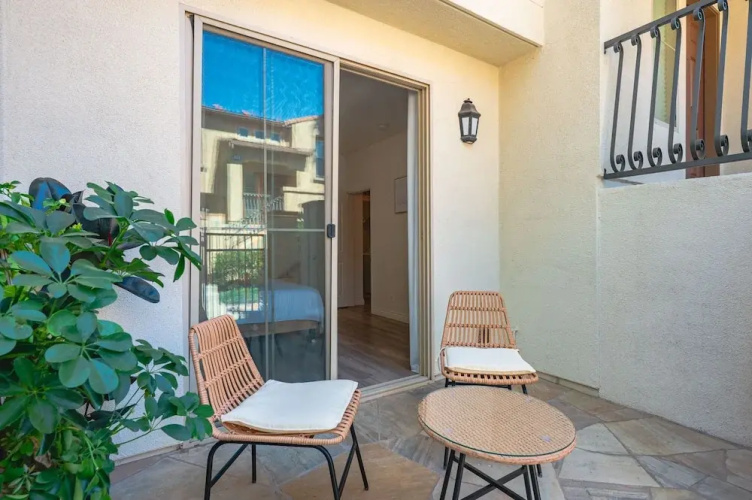 Private Entry Cozy Suite w Patio Bath Kitchenette