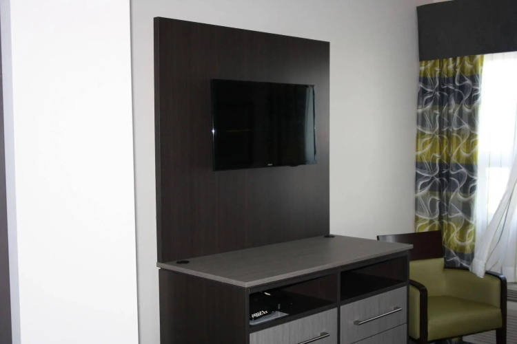 Crossroads Inn & Suites