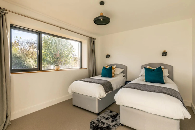 Modern 5 Bedroom Home With Garden Panoramic Views
