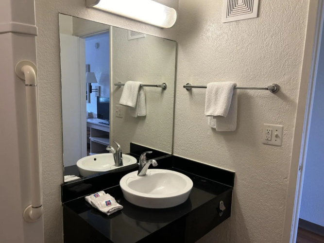 Motel 6 Stanton photo 10