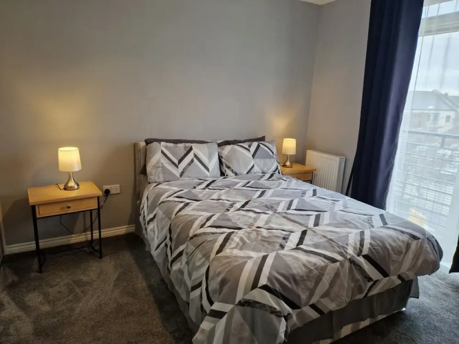 Stylish 2-bed Apartment - Sleeps 4, Parking & Wifi