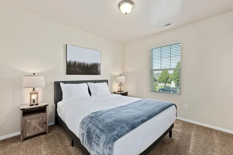 Easy Stay for 9 Workspace Pets OK Shop Dine