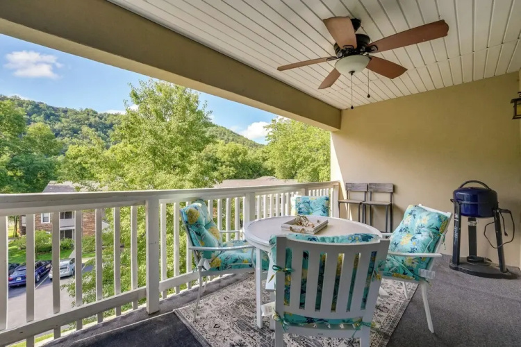 Indoor Pool Access: Golf Getaway Near 76 Strip!