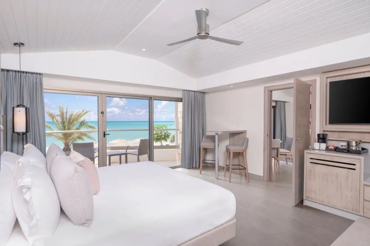 1 Bedroom Luxury Presidential Diamond Club Suite oceanfront