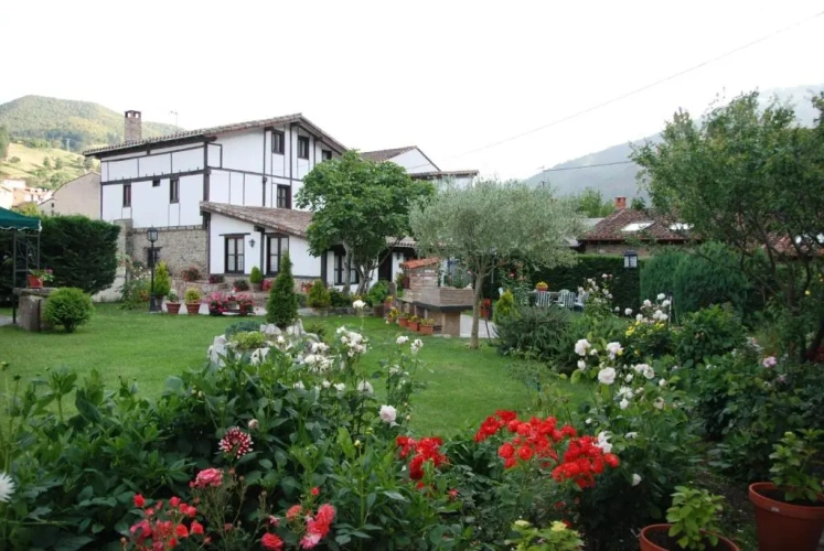 5 Bedrooms Cottage