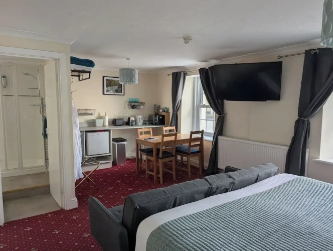1 Bedroom Standard Triple Family room with mountain view