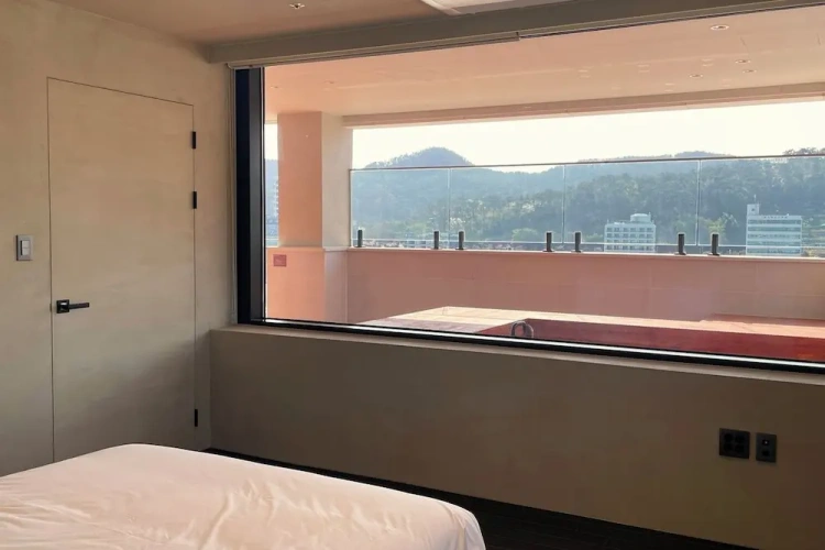 2 Bedrooms Deluxe Suite with balcony and with harbour view