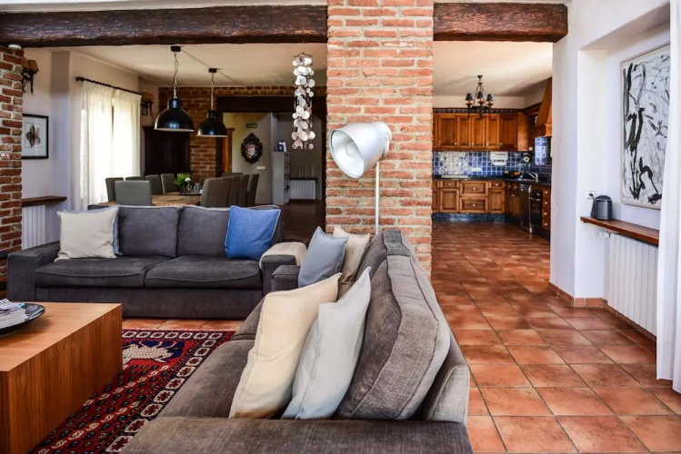 1144 Villa la Perla
