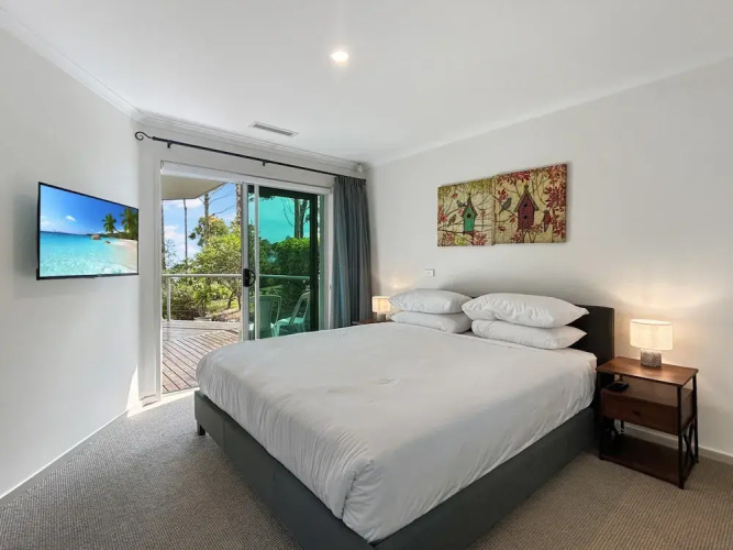 Spacious 4-bed Home With Coastal Charm