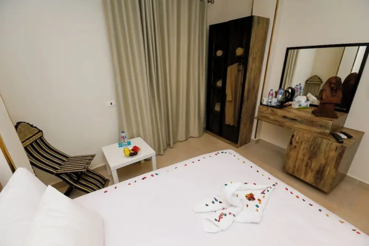 Taj pyramids view inn