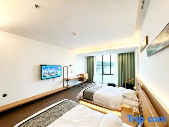 Standard Twin room with lake view
