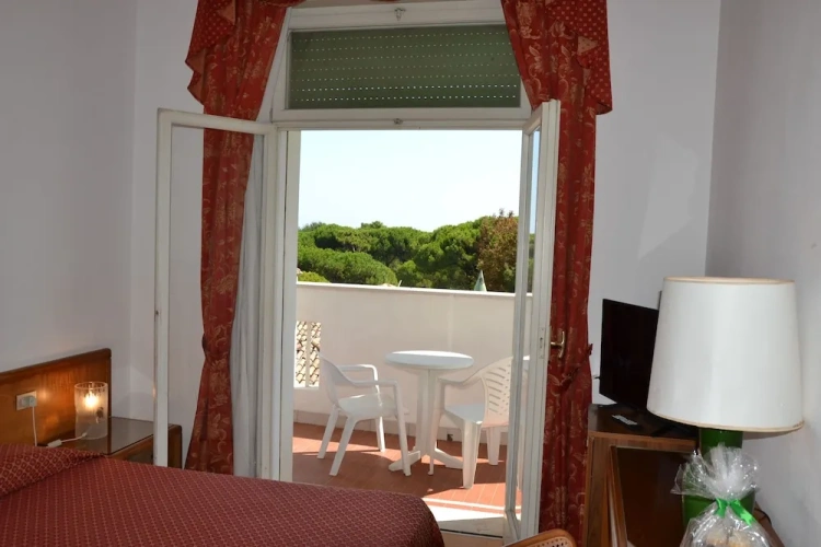 Standard Double room with partial sea view