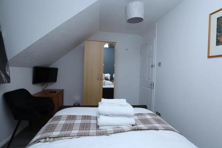 Beautiful 4-bed House in Erith