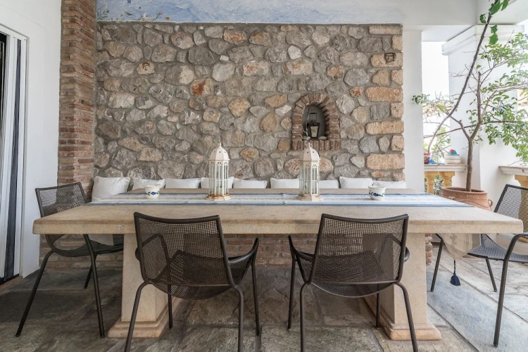 4 Bedrooms Villa