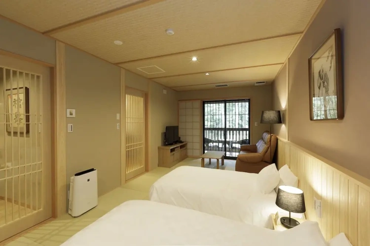 Standard Twin room with balcony
