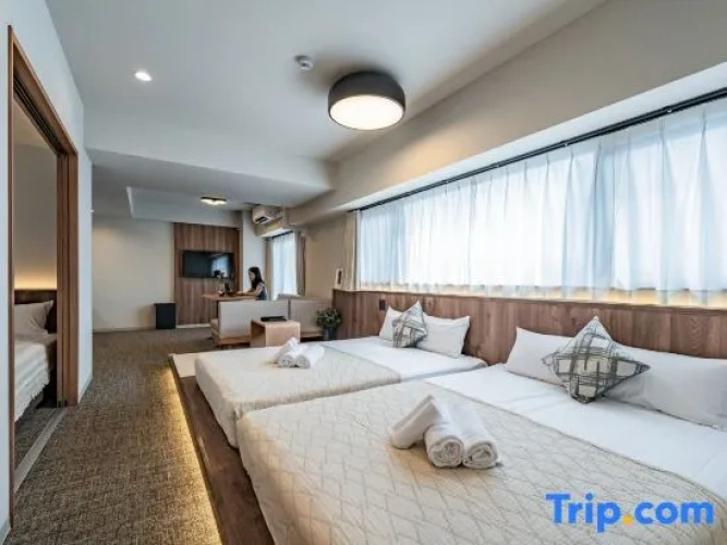 Deluxe Sextuple Family room