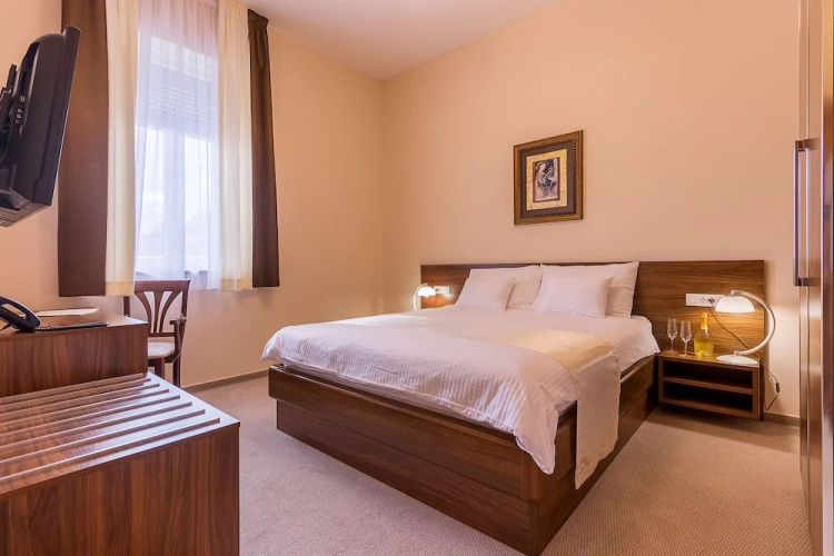 Hotel Maroon