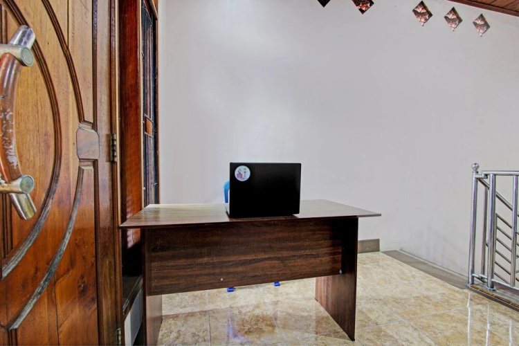 OYO 93209 Guest House Cemara 3