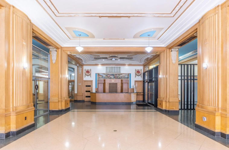 King Bed | Garage | Wifi | Skywalk Access & More!