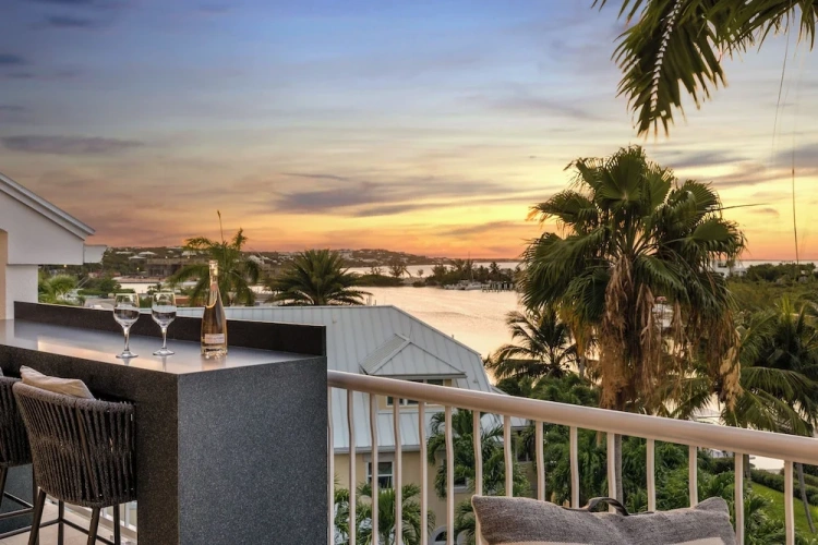 2 Bedrooms Luxury Penthouse room with balcony and with ocean view