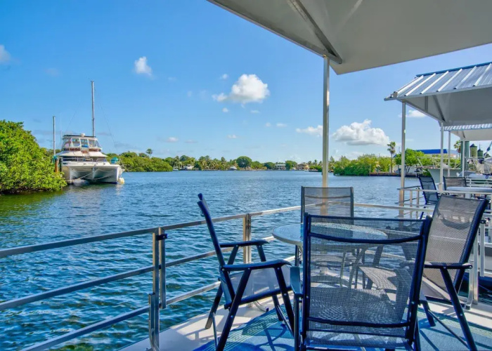 Aqua Lodge Rentals At Coconut Cay