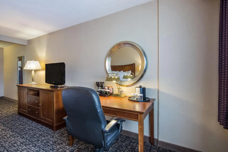 Cayuga Blu Hotel