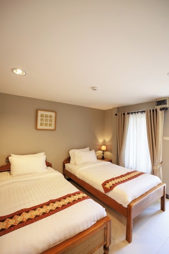Standard Twin room with garden view