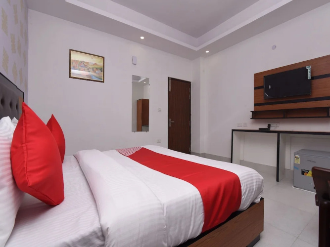 OYO 13310 Noida Suites
