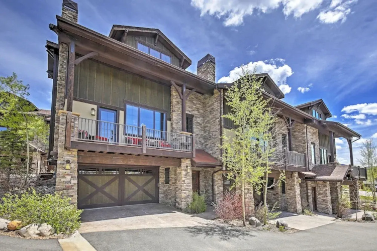 Lavish Fraser Townhome With Deck & Mountain Views!