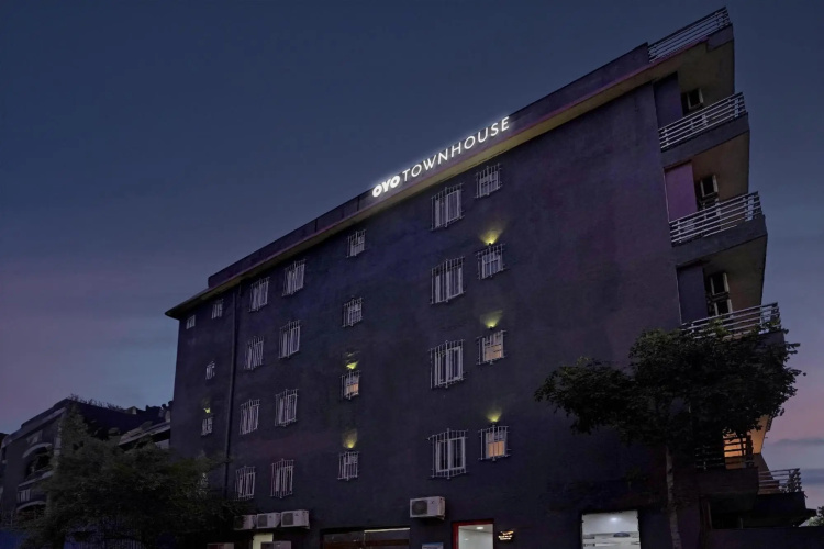 OYO Townhouse 606