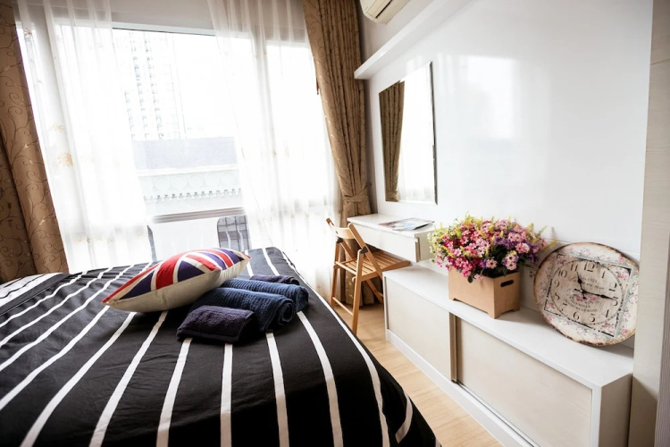 Cozy Thonglor by Pat