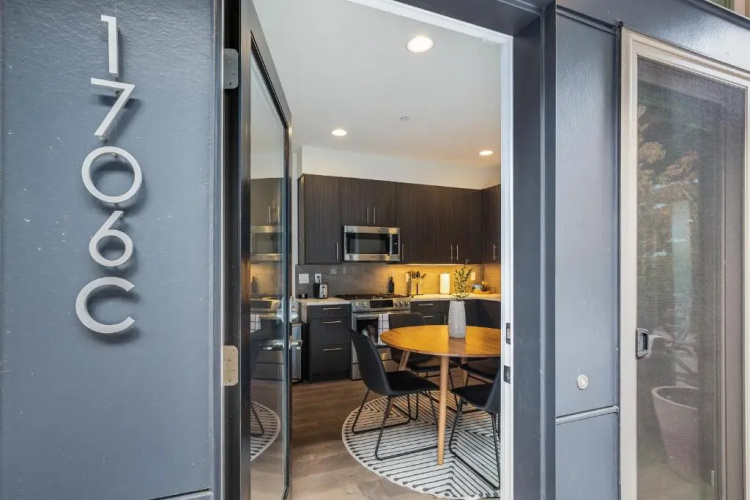 Alki Beach Escape Romantic Waterfront Getaway for 2