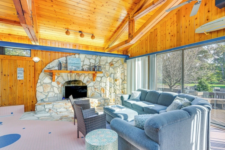 5 Bedrooms Cottage