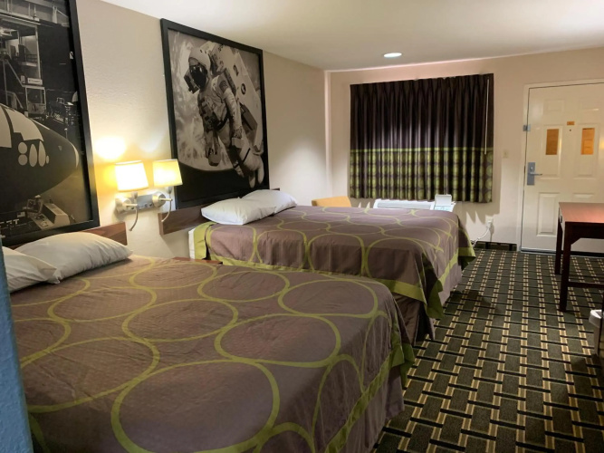 Super 8 by Wyndham Baytown / I-10