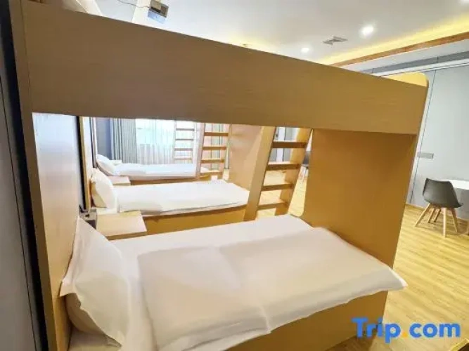 Standard Sextuple Family room