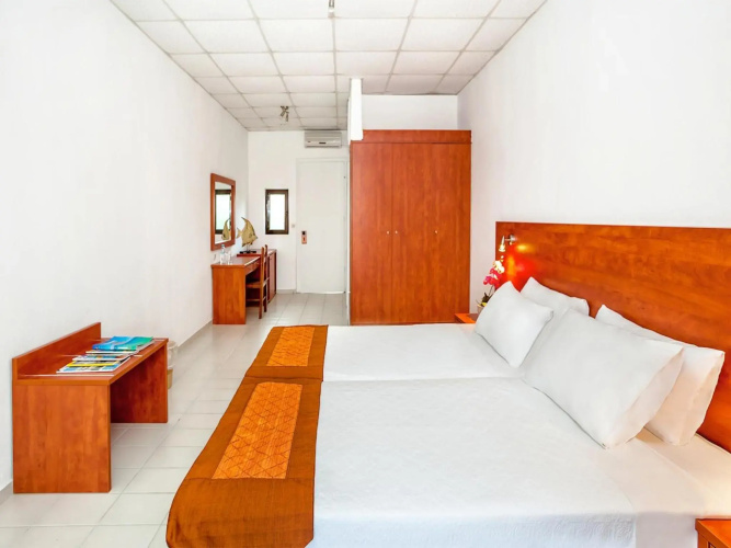Xenios Dolphin Beach Hotel