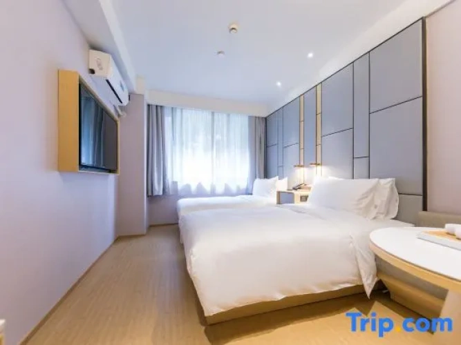 Standard Double room with street view