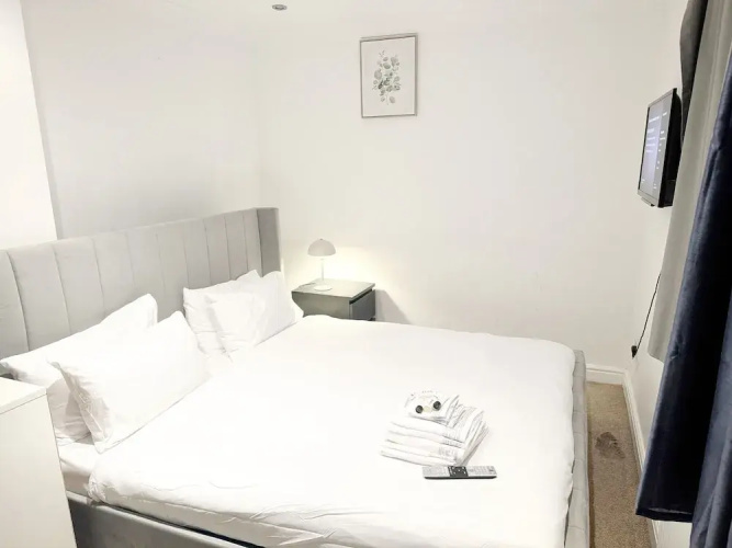 3-bed Apt-15 Mins to Heathrow-pet-friendly-parking
