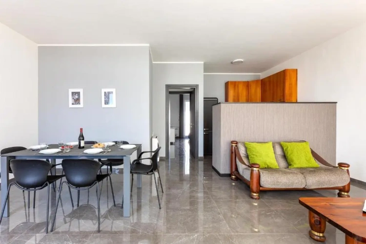 2 Bedrooms Apartment