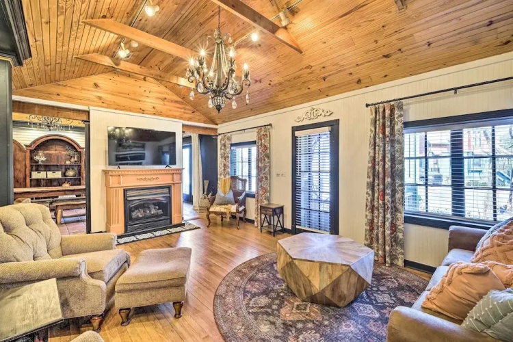 Eclectic 'osage Cottage' in Historic District