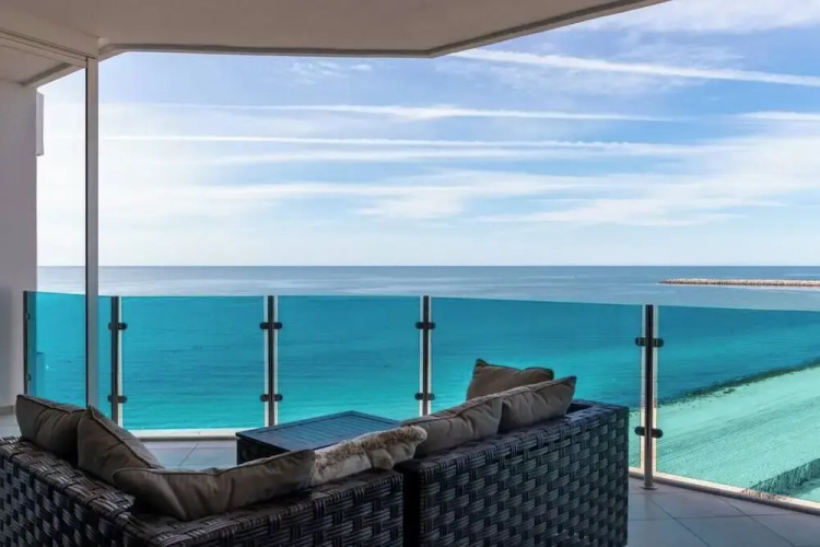 Luxury Beachfront Condo on Sandy Beach