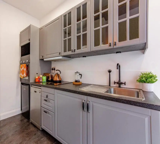 Lovely, Central, 1 Bed Apartment (Sleeps 4) with Free Parking