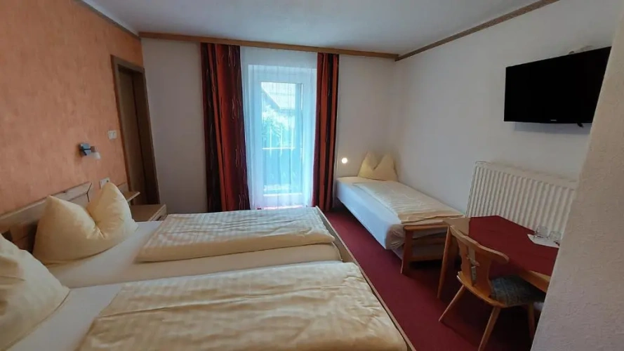 Standard Triple room with balcony