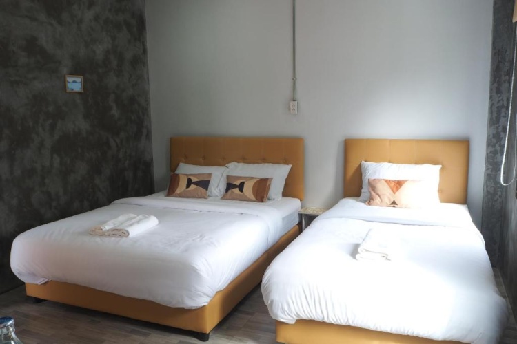 Standard Triple room