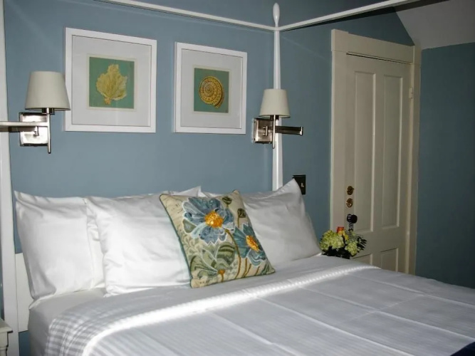 Carriage House Inn
